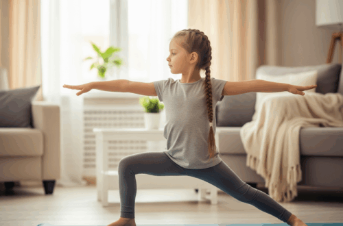 Yoga enfant concentration Sélestat : jeune fille calme en posture de guerrier dans son salon, montrant l'amélioration du calme et de l'attention avec le yoga à domicile.