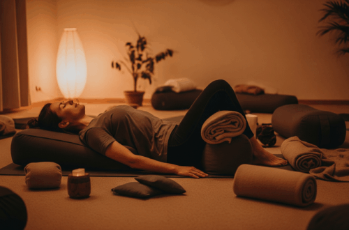 Yoga thérapeutique burn-out Sélestat - Personne en méditation au coucher du soleil retrouvant paix mentale et équilibre